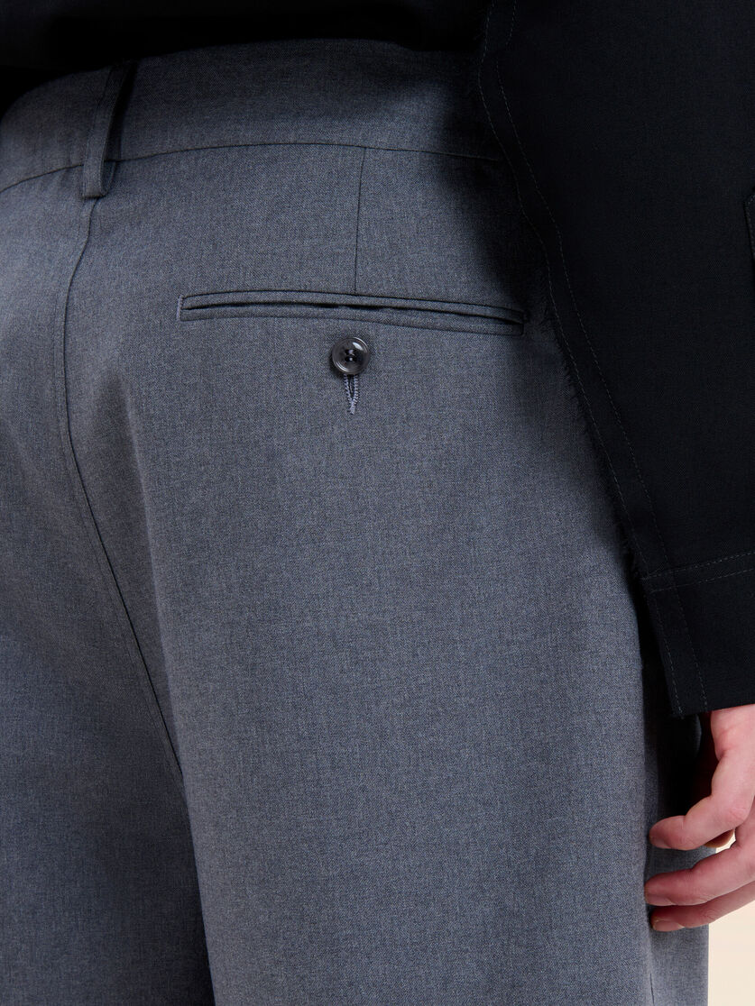 Graue Bermudashorts aus Wolle mit Bundfalten - Hosen - Image 4