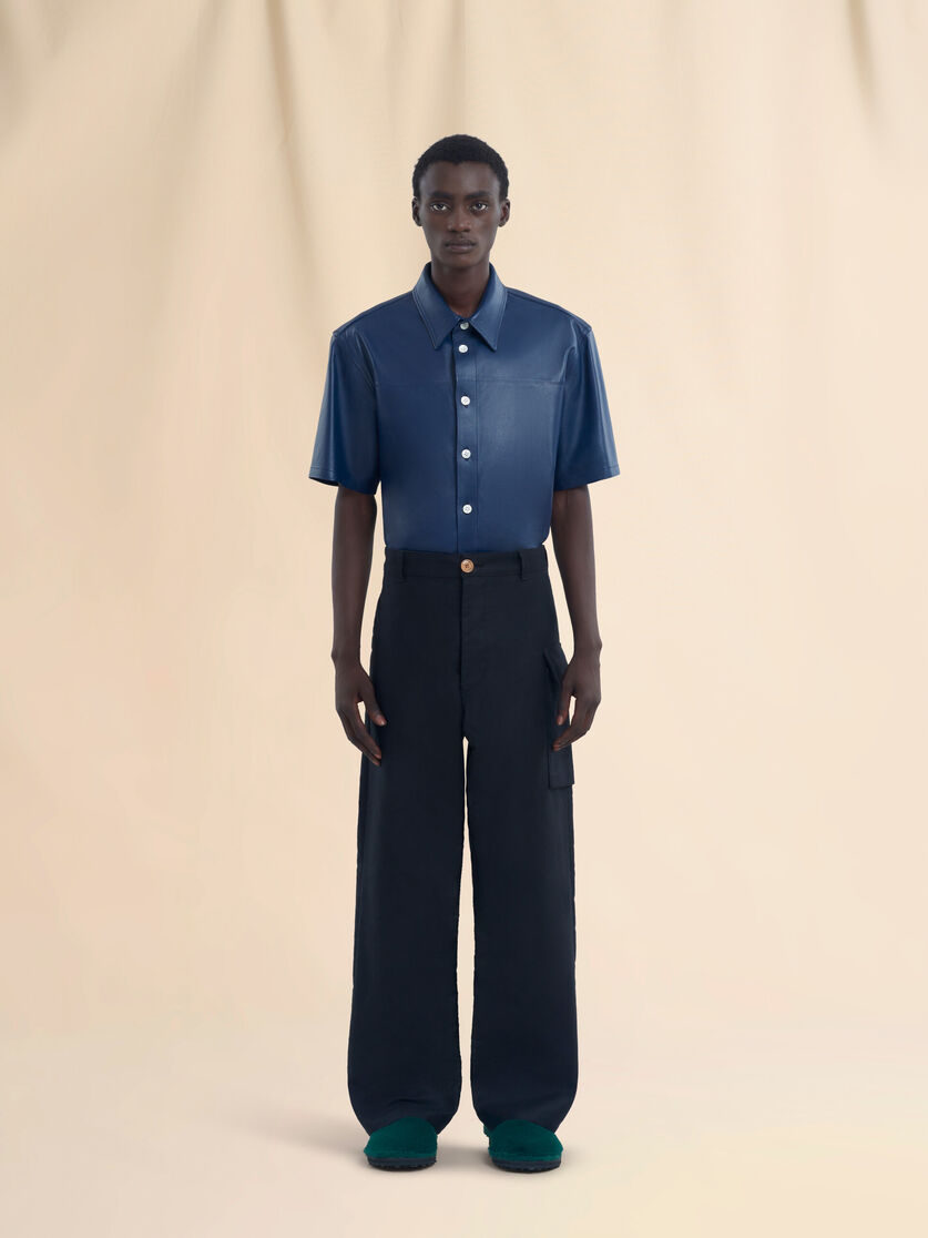 Schwarze Hose aus Gabardine mit Cargotaschen - Hosen - Image 2