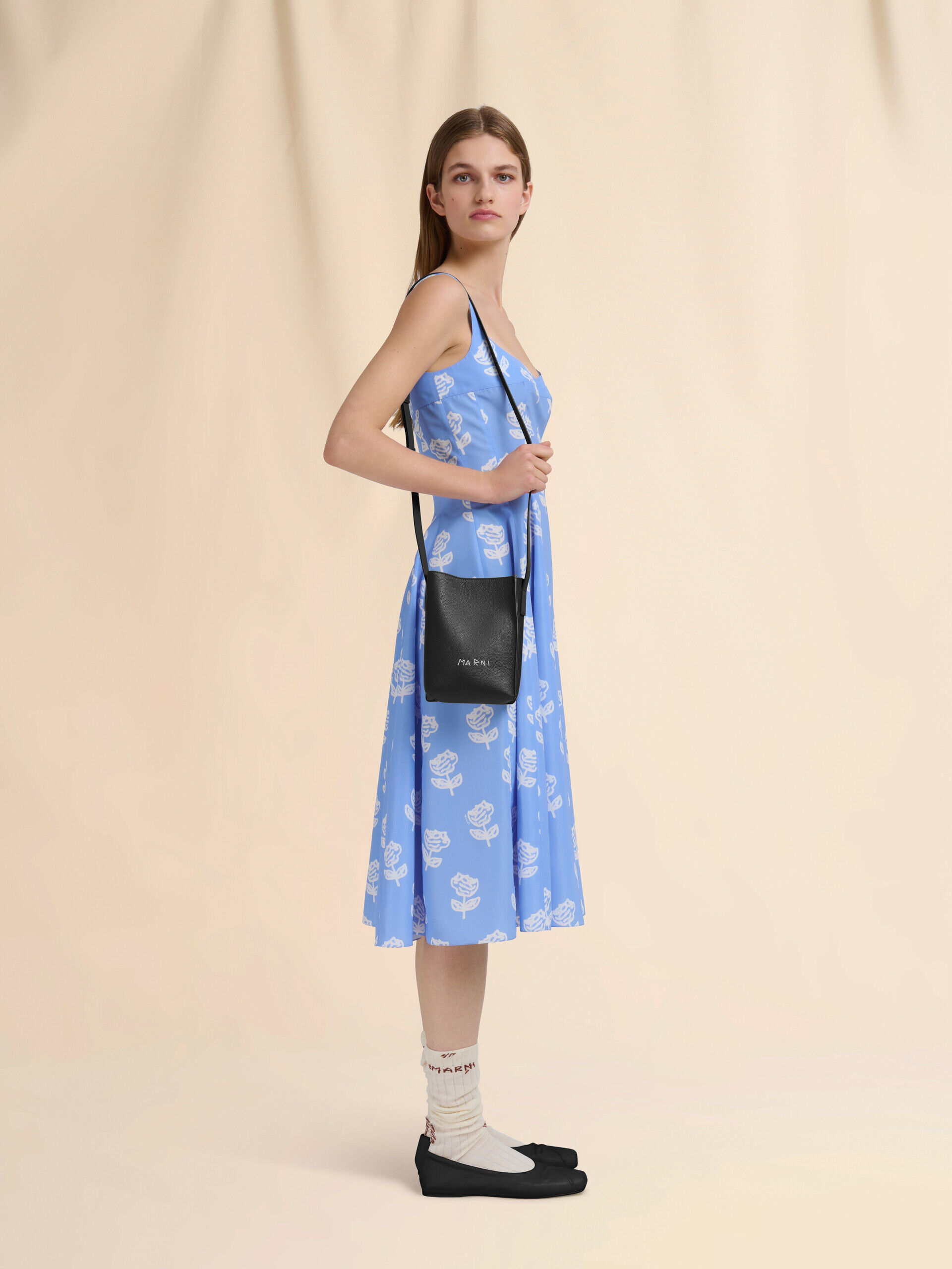 ブラック レザー製 Museo ナノバッグ、マルニシンボル刺繍入り | Marni