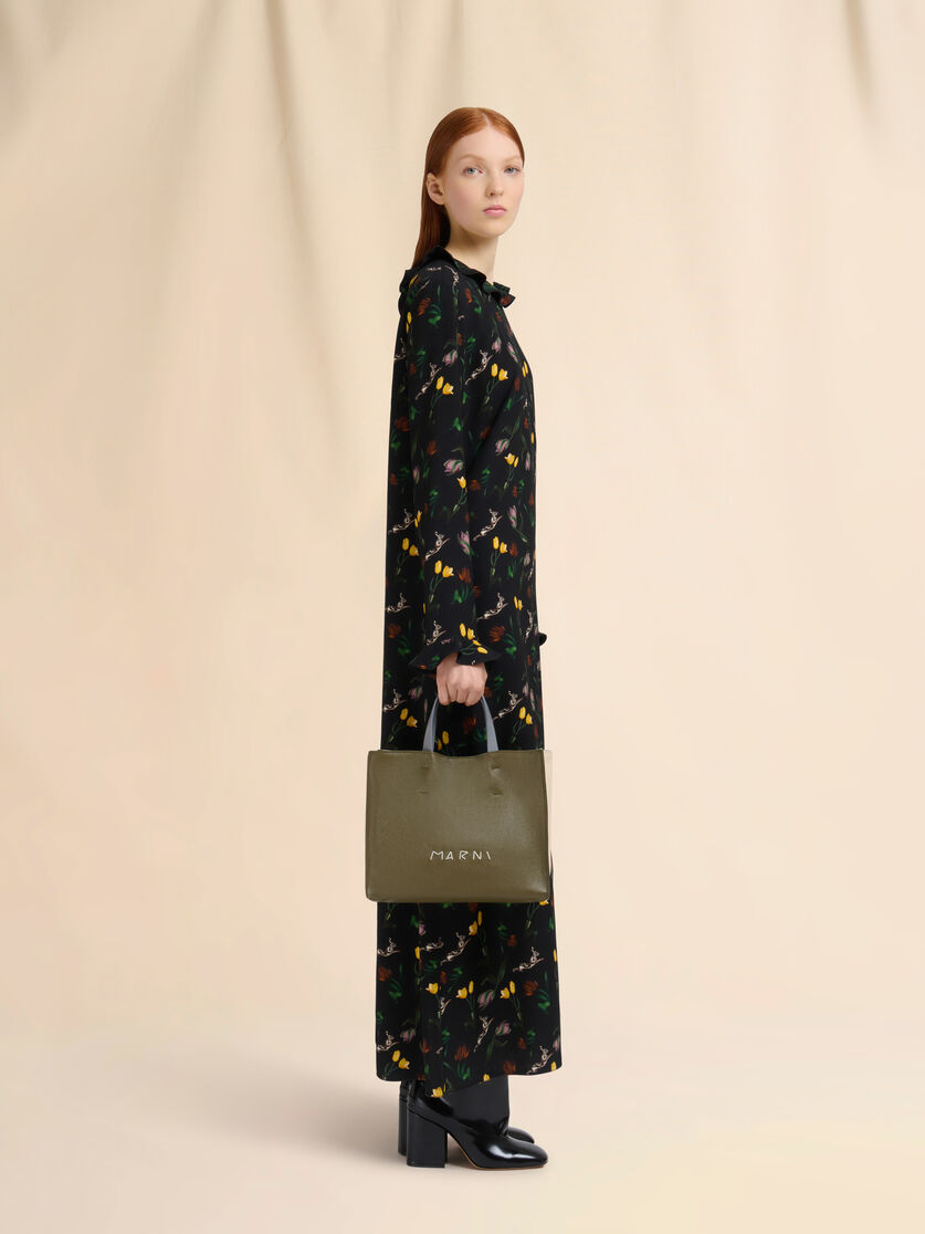 Tote Bag Museo Soft aus hellrosa und beigefarbenem Leder mit Marni Symbol Stickerei - Shopper - Image 2