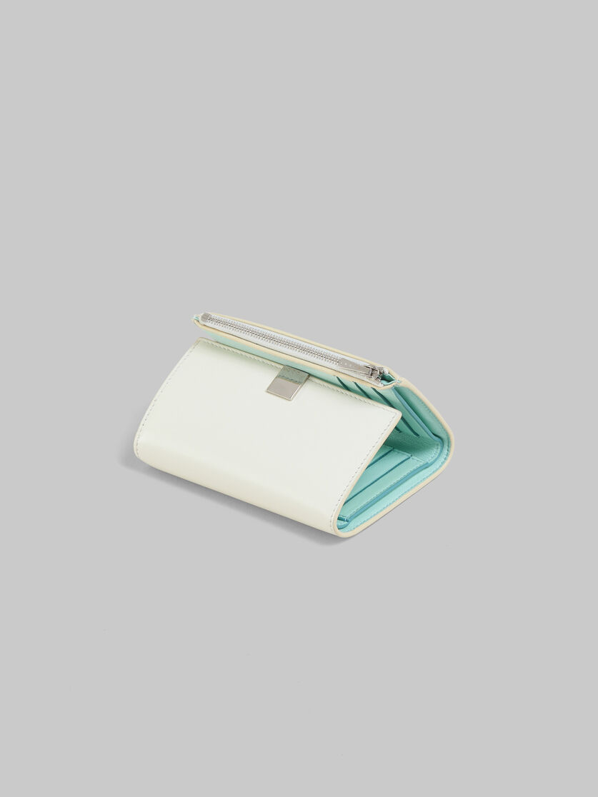 ブラック レザー製 Prisma 三つ折りウォレット、メタルプレート付き - 財布 - Image 4