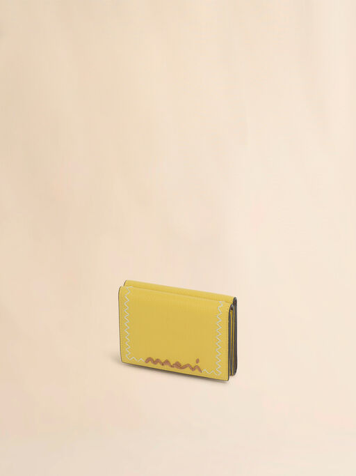 イエロー レザー製三つ折りウォレット、マルニメンディング刺繍入り - 財布