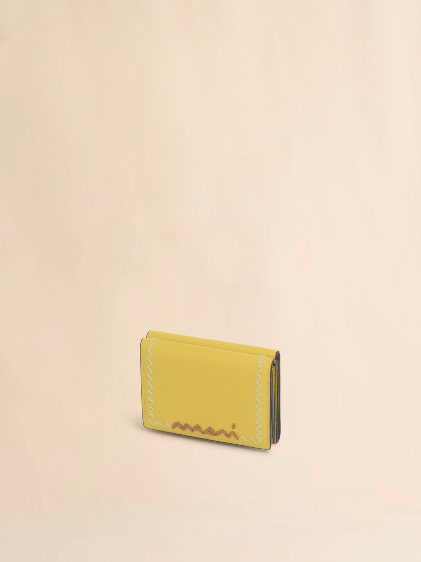 ブラック レザー製三つ折りウォレット、マルニメンディング刺繍入り - 財布 - Image 4