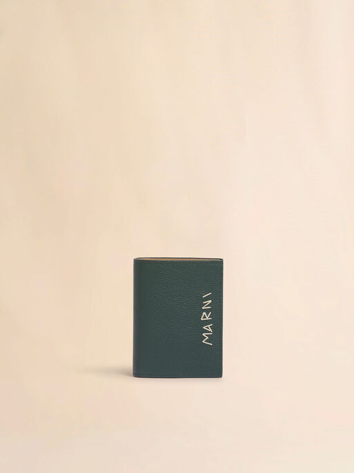ディープグリーン レザー製 二つ折りウォレット、マルニメンディング刺繍入り - 財布