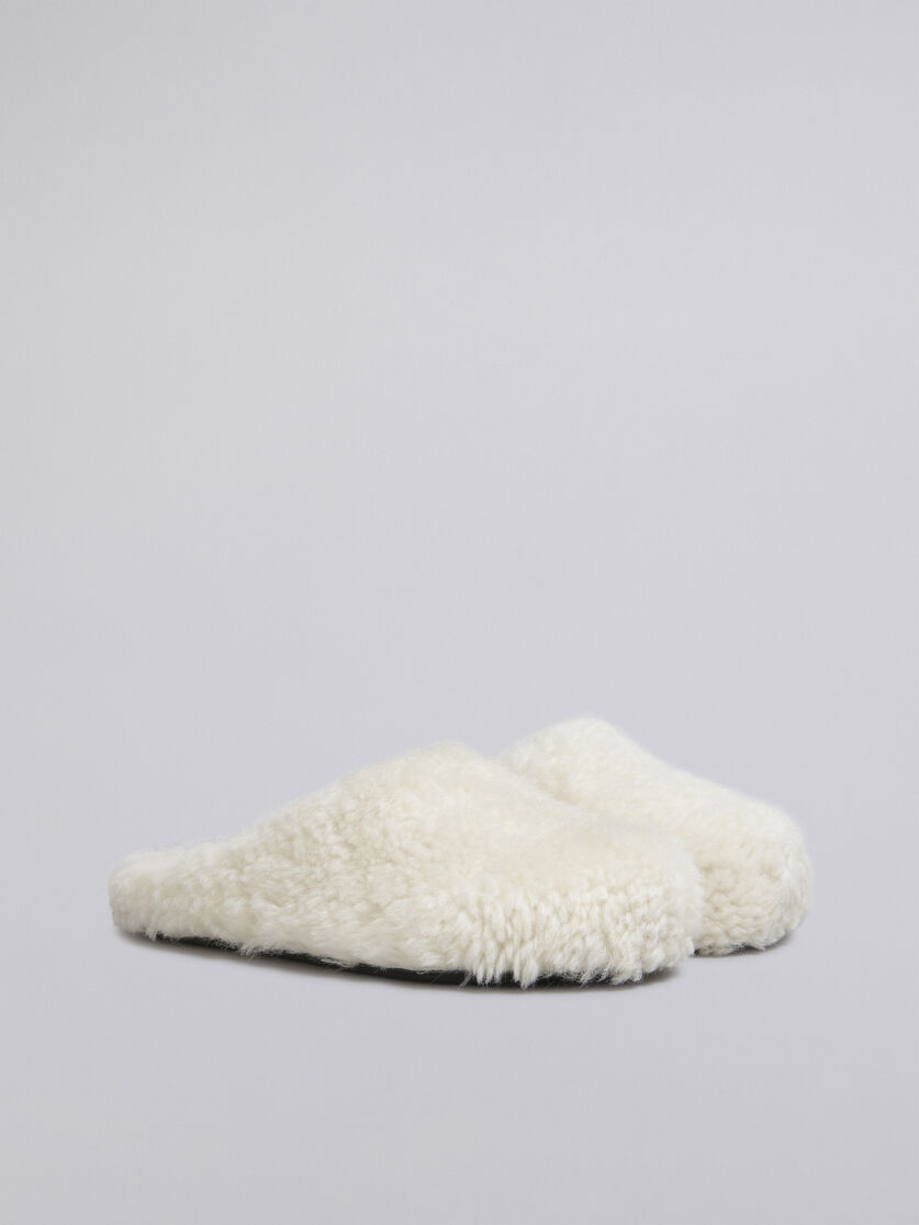 Weiße, gekräuselte Schafsfell-Fußbett-Pantolette - Holzschuhe - Image 2