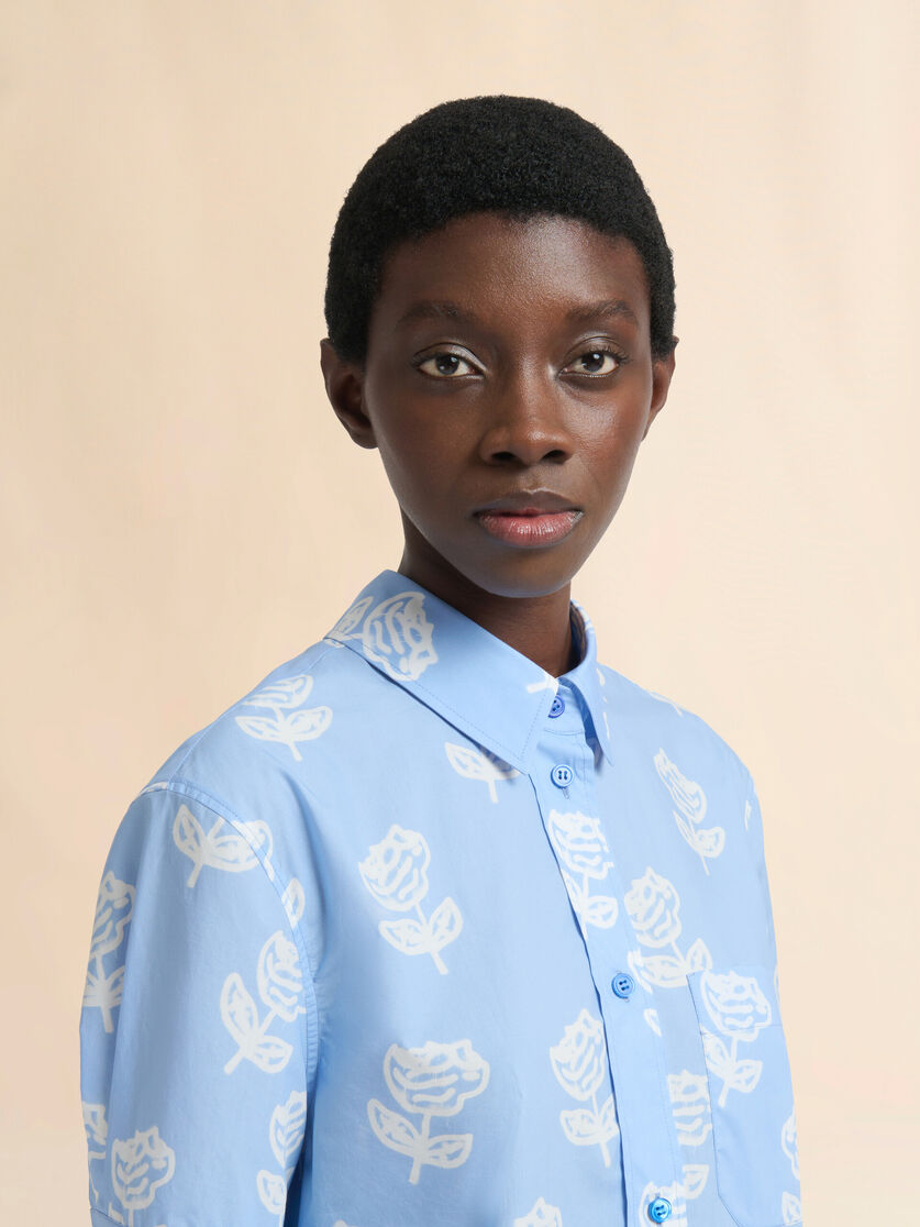 Light blue poplin short-sleeve shirt with Sprayed Roses print - Shirts - Image 4