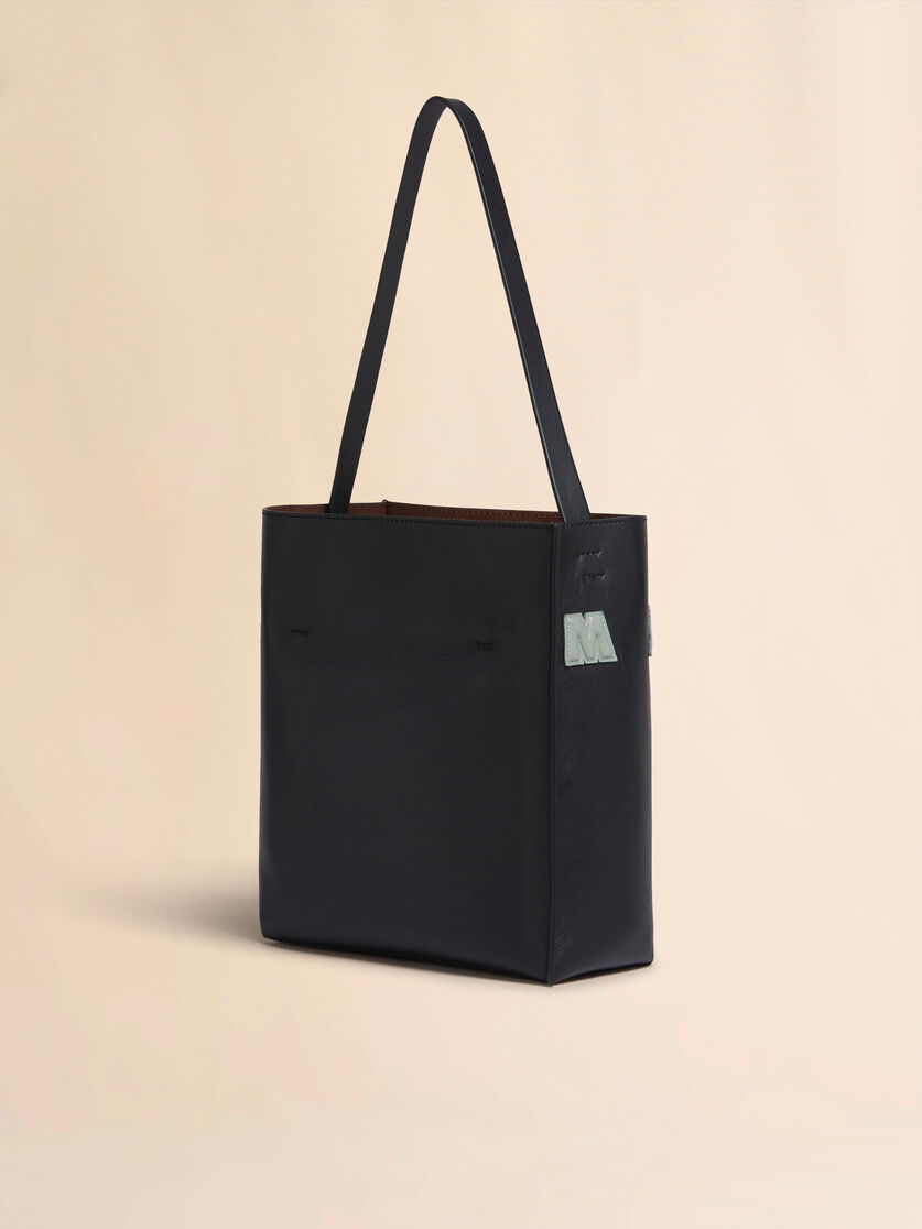 Kleine Hobo Bag Museo aus Leder mit Aufnähern in Weiß - Shopper - Image 3