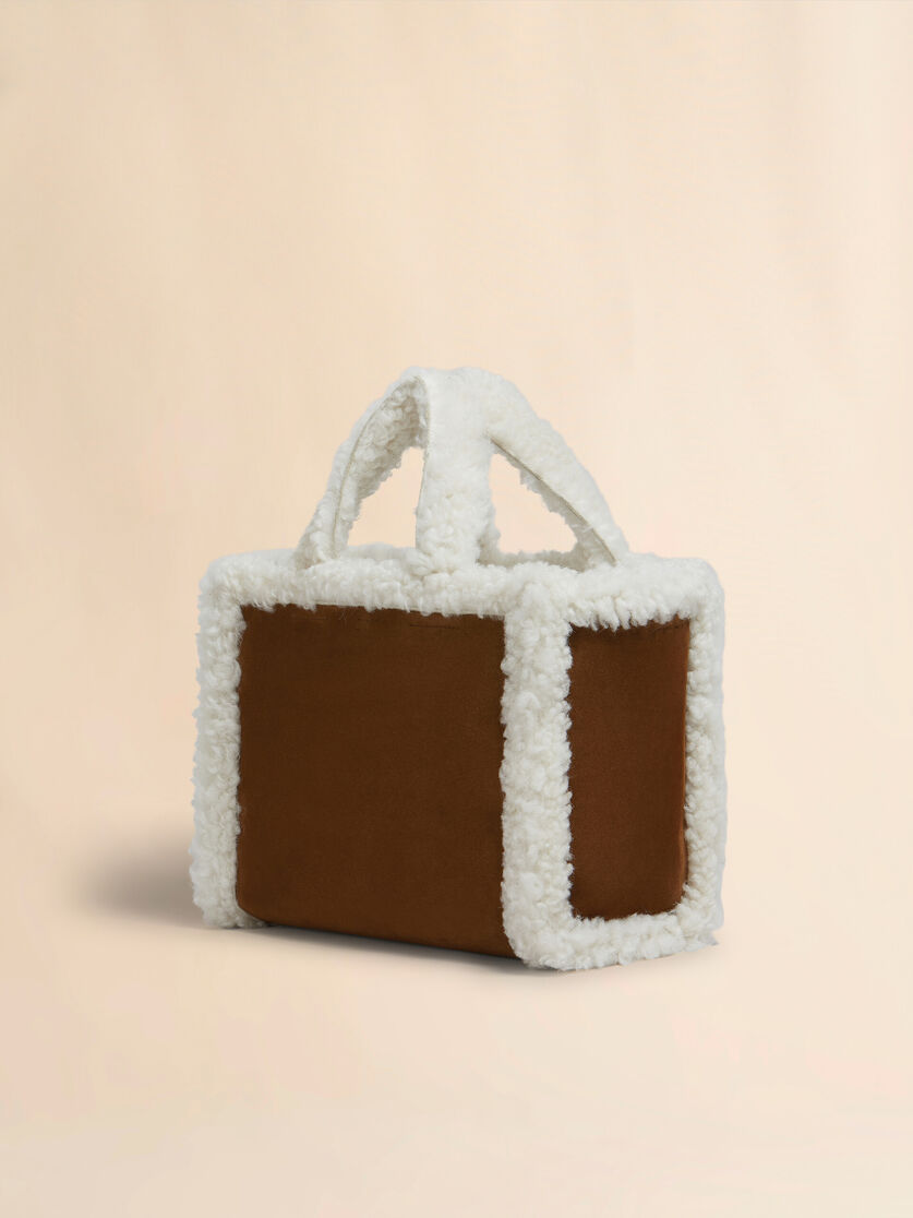 Sac à main en daim marron avec bord en shearling blanc - Sacs cabas - Image 2