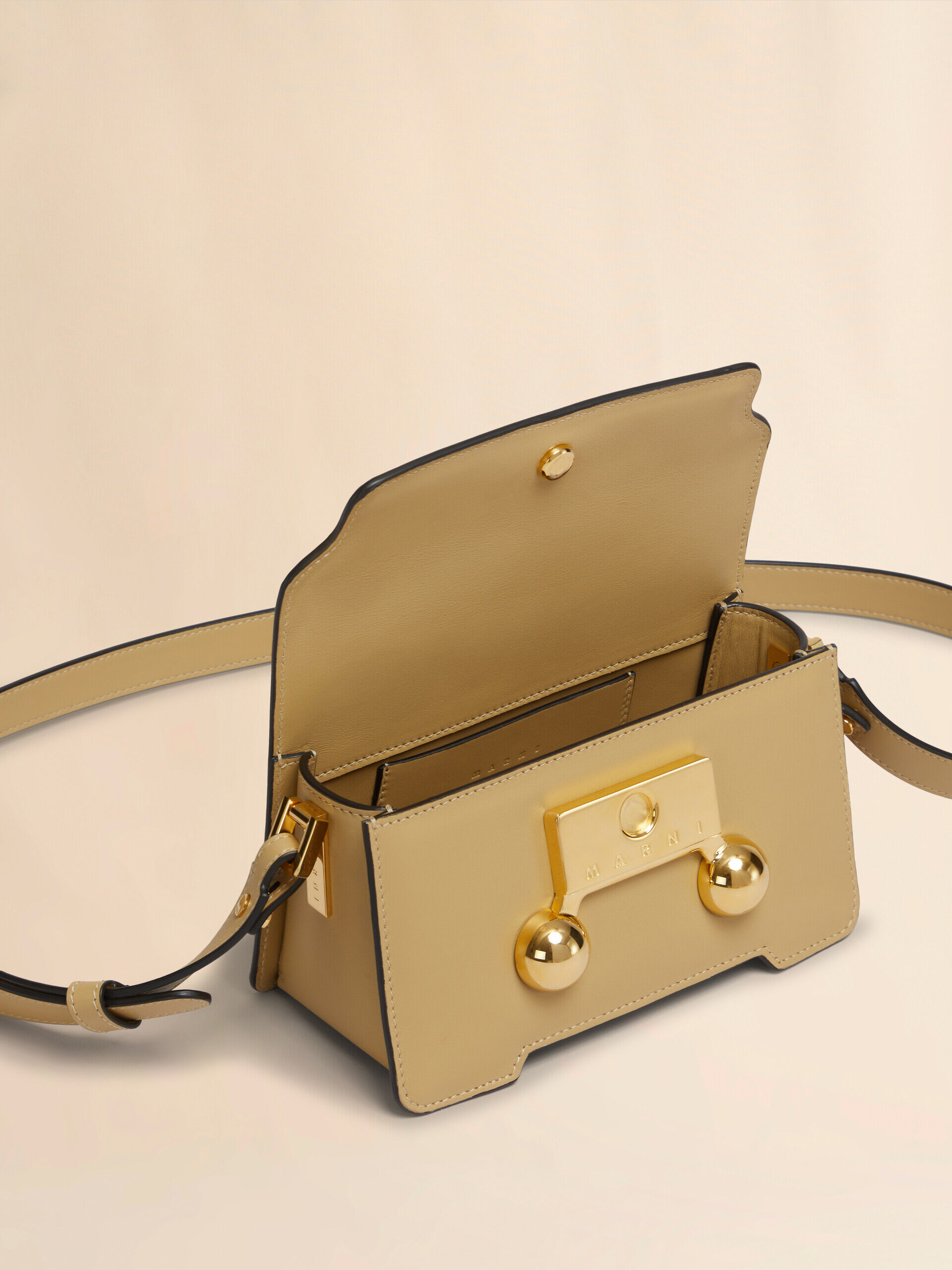 【MARNI】送料/関税込 Trunk Shoulder Bag SBMP0195U0 P694800 Black leather Trunkaroo medium shoulder bag | Marni
