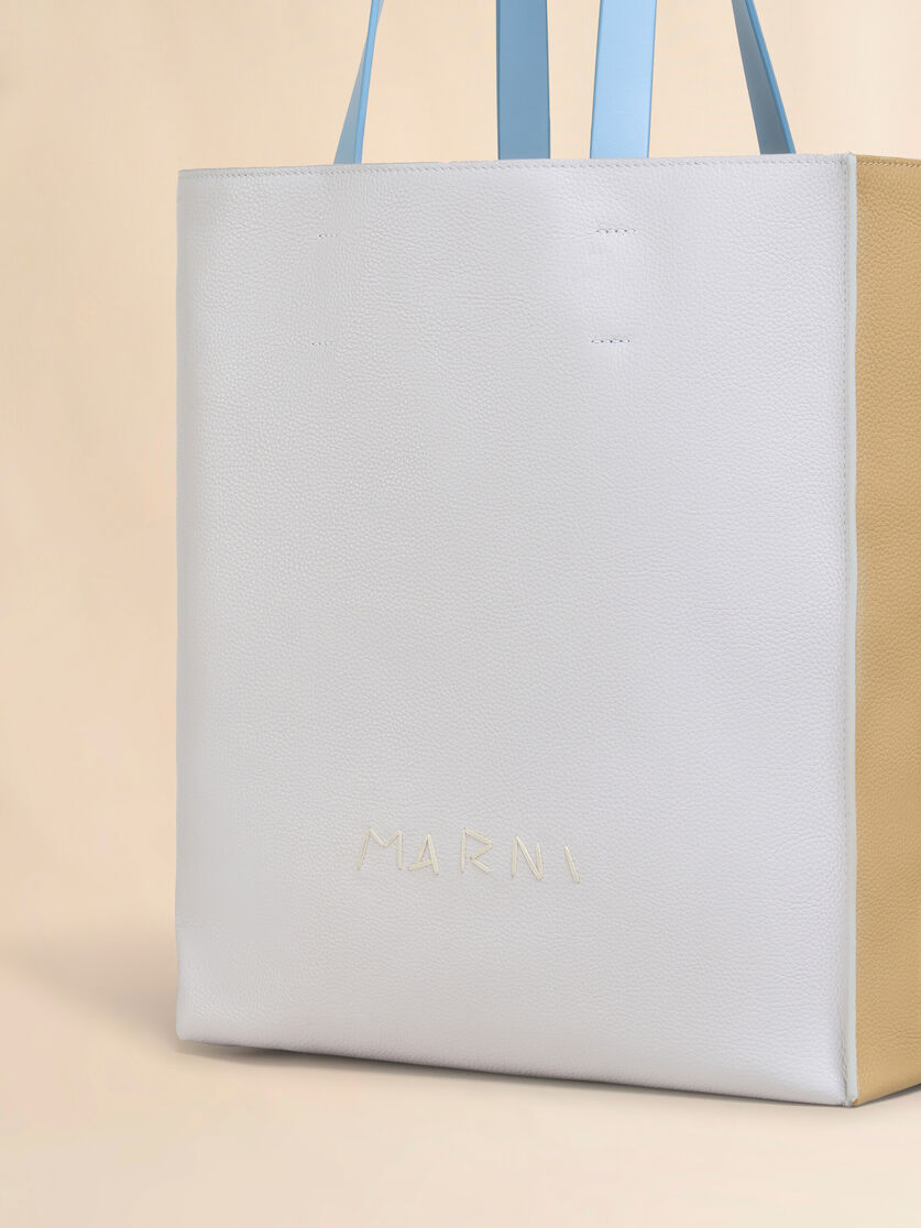 Große Tote Bag Museo Soft aus weißem und beigefarbenem Leder mit Marni Symbol Stickerei - Shopper - Image 4