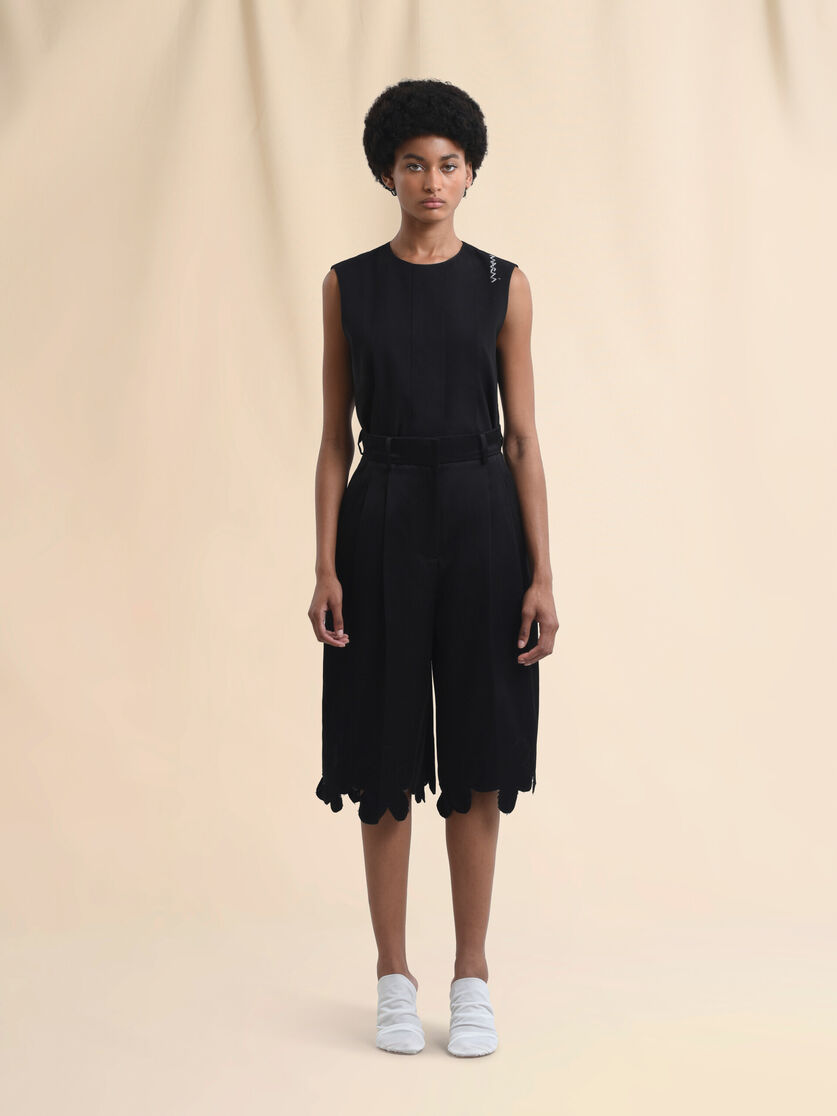 Duchesse-Bermudashorts mit gewelltem Saum - Hosen - Image 2