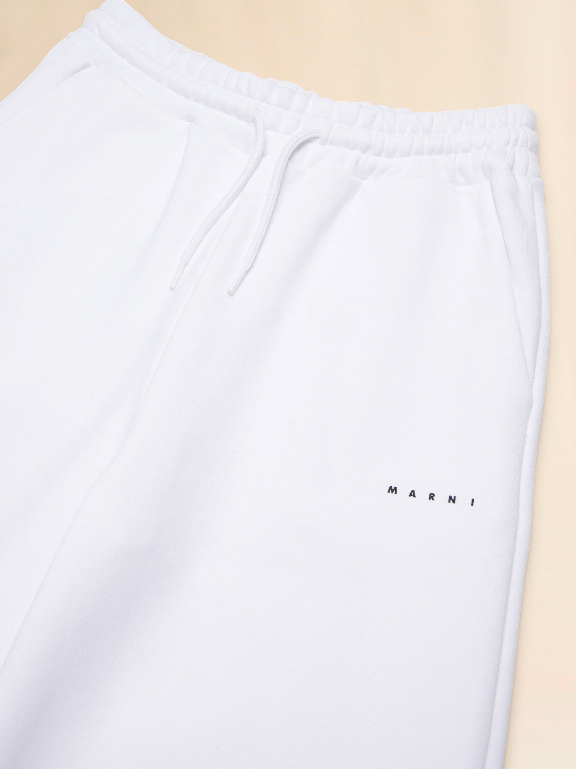 ホワイト コットンスウェットパンツ、マイクロマルニプリント入り | Marni