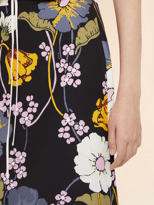 Melodiaプリント ブラック エンヴァースサテンスカート - スカート