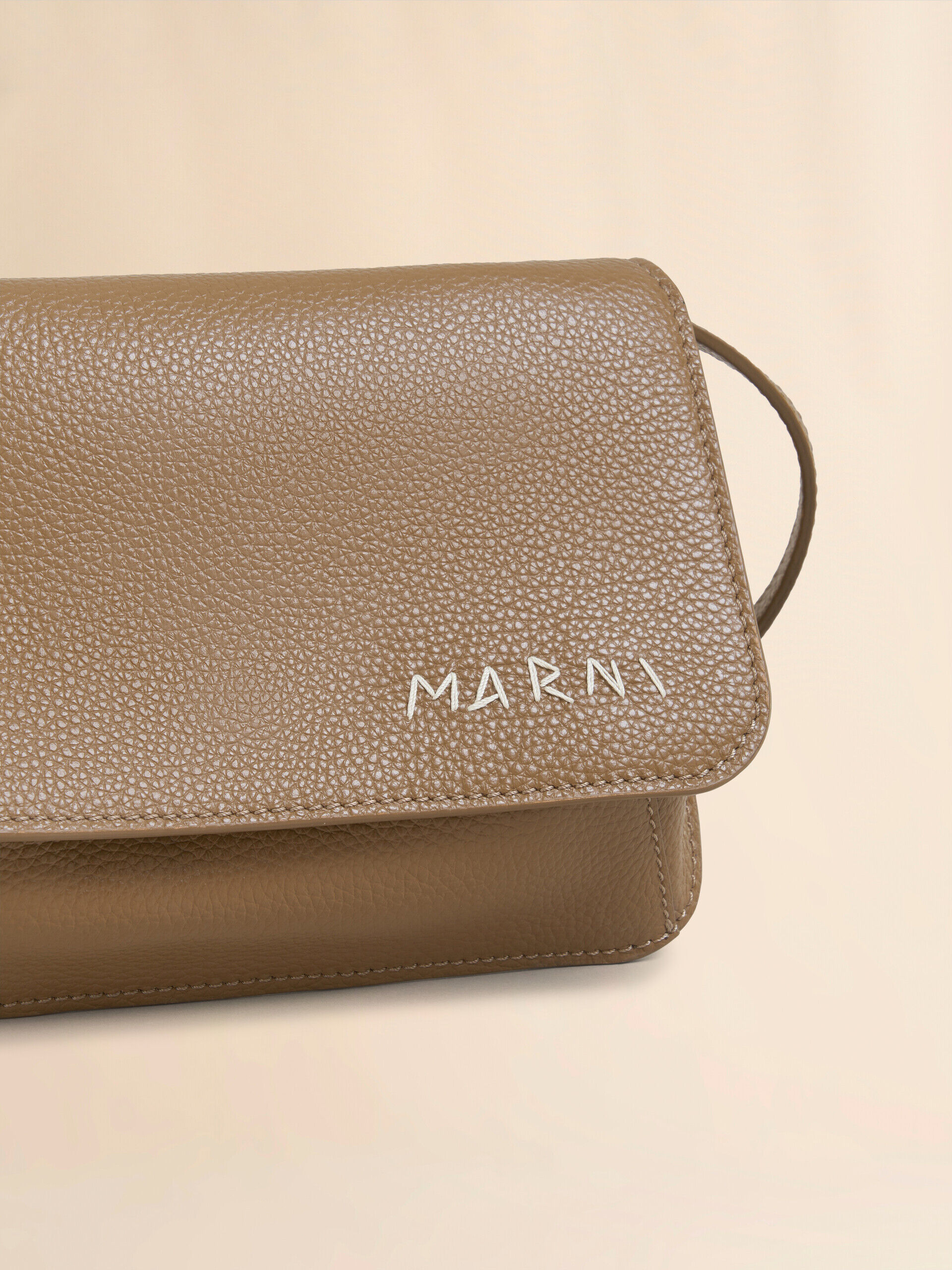 MARNI マルニ レザー 2つ折り財布 マグネット開閉