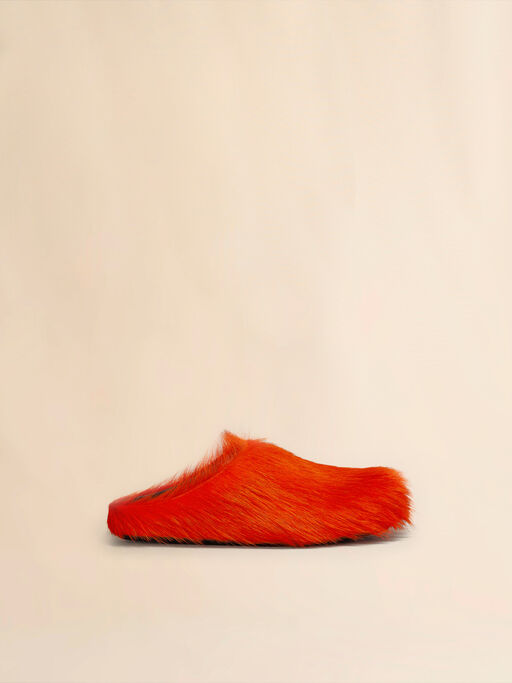 Orangefarbener Fußbett-Sabot aus Leder mit langem Fell - Holzschuhe