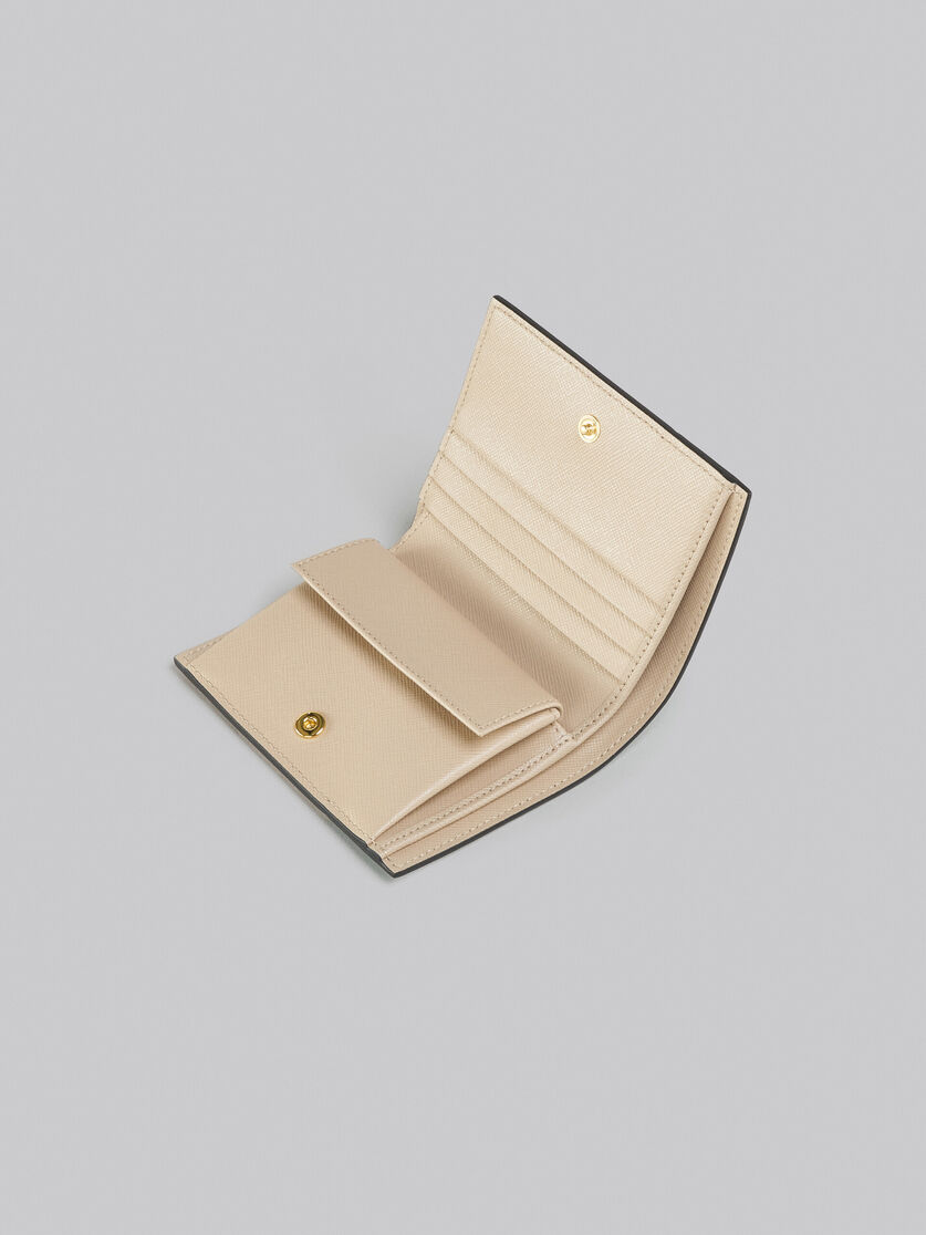Portafoglio bi-fold in saffiano verde bianco e beige - Portafogli - Image 4