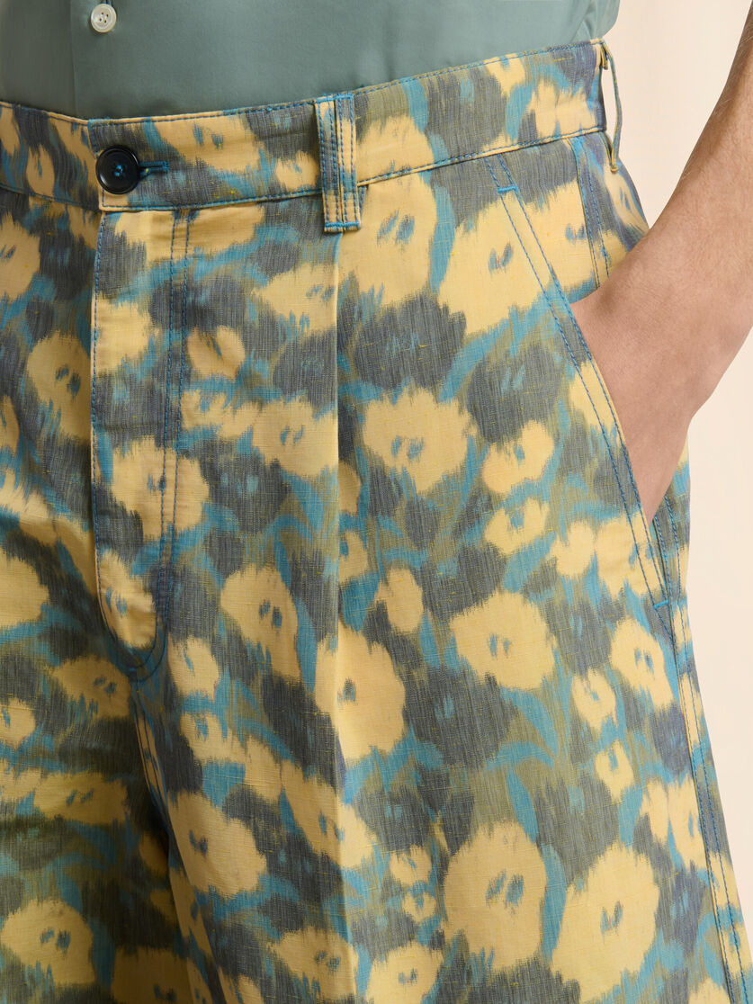 Green linen blend shorts with blurry floral print, Image 4
