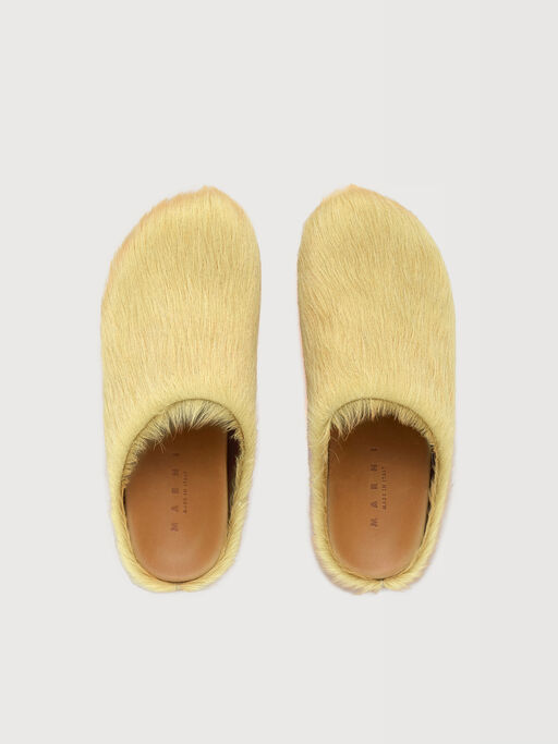 Gelber Fu&szlig;bett-Sabot mit langem Kalbsfell - Holzschuhe
