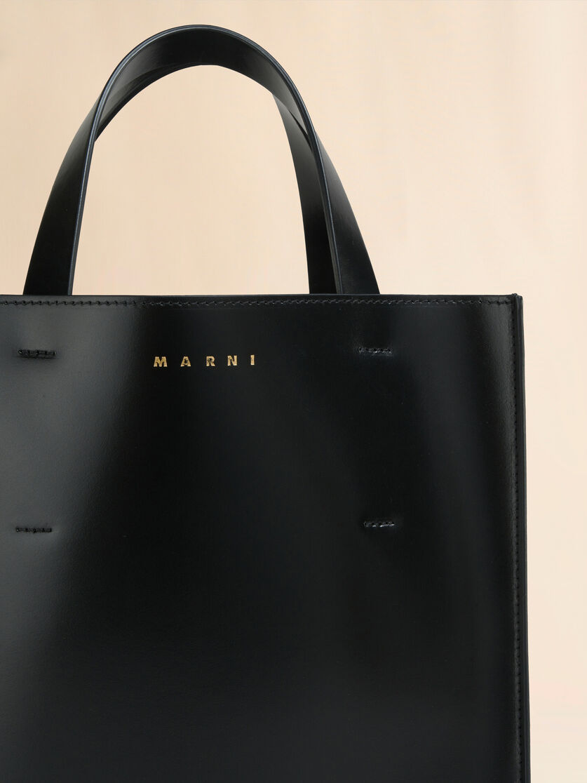 Mini-Tasche Museo aus hellblauem Leder - Shopper - Image 3