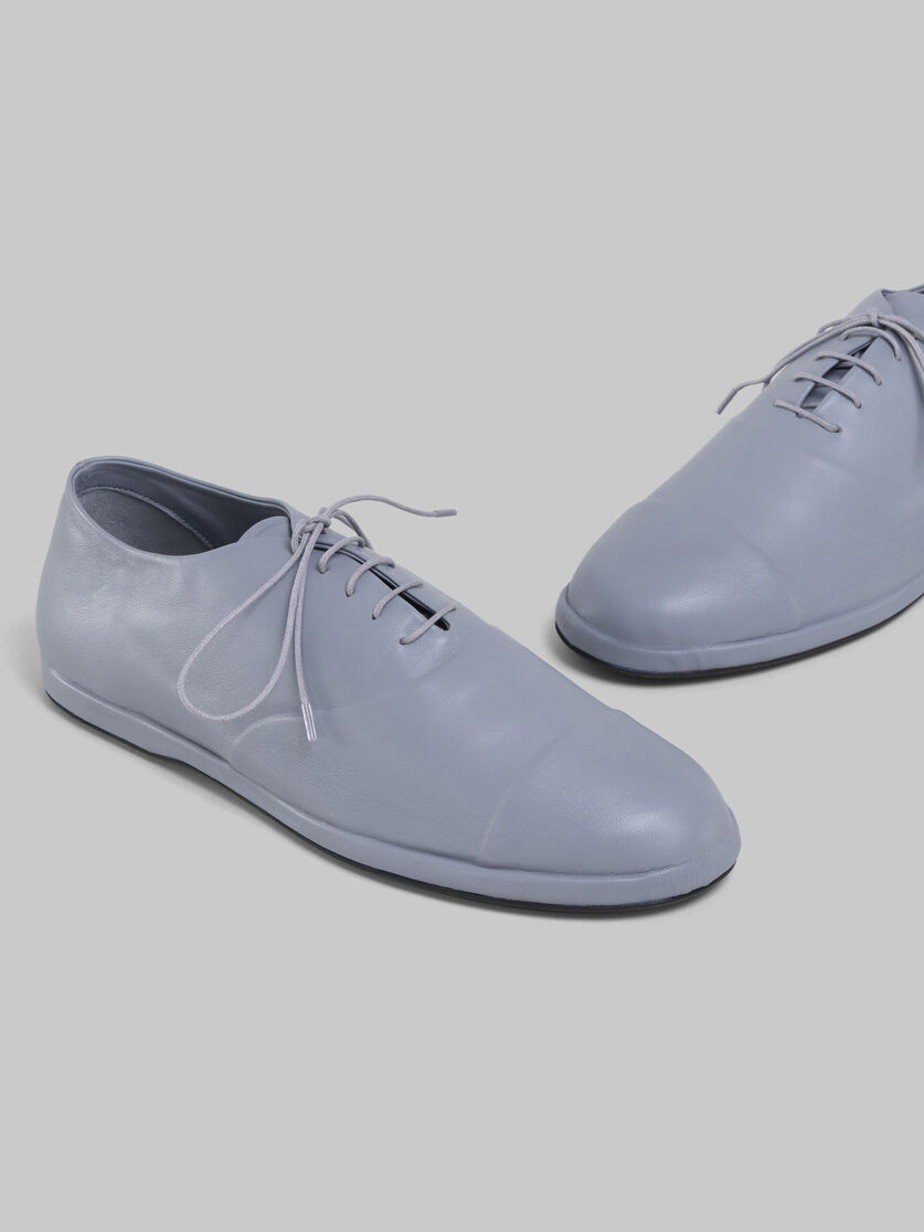 Zapatillas sin costuras de piel de napa gris - Zapatos con cordones - Image 5