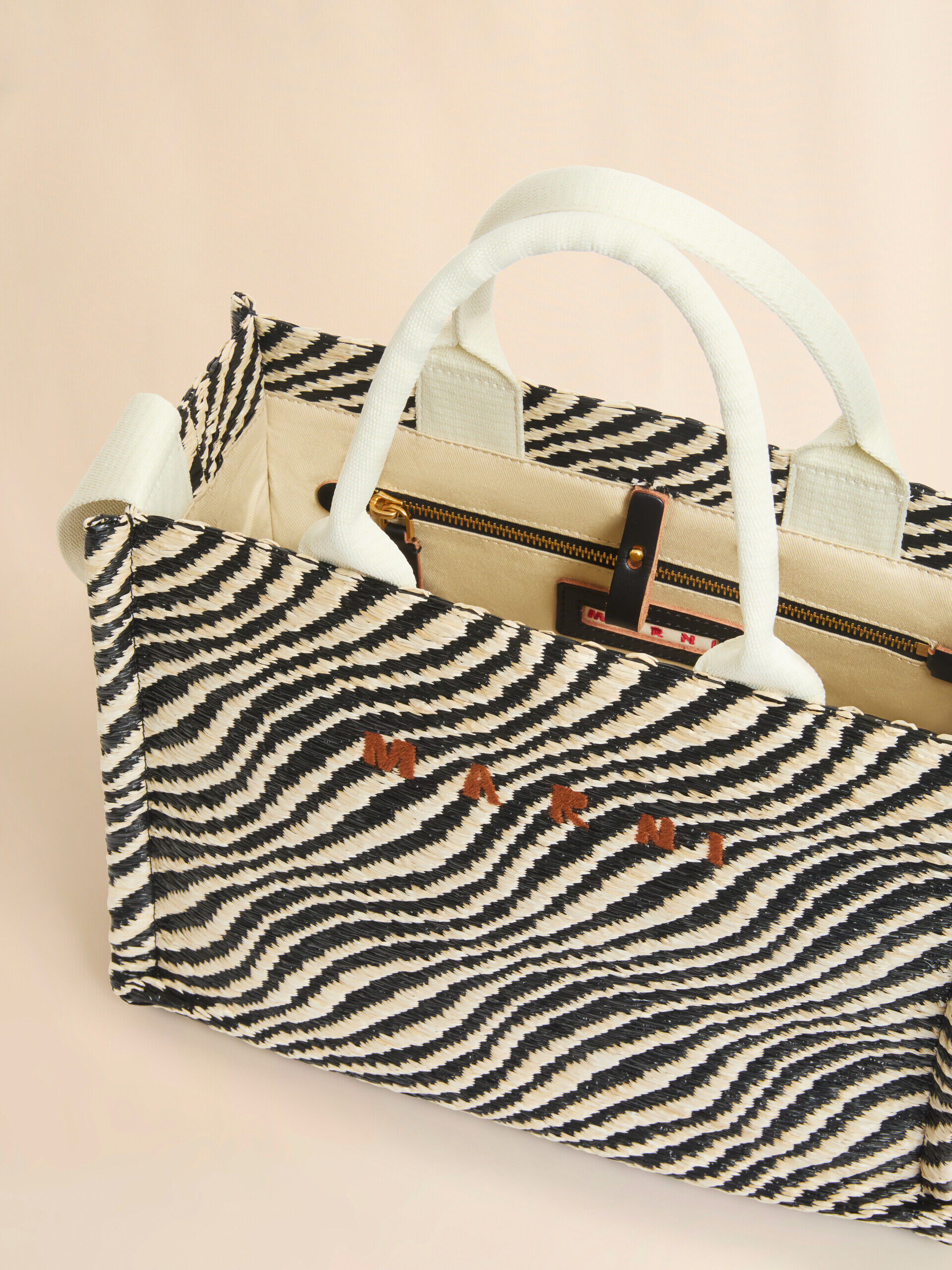ブラック 波模様のラフィアエフェクト スモールトートバッグ | Marni