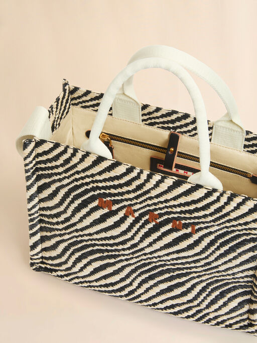 ブラック 波模様のラフィアエフェクト スモールトートバッグ - ショッピングバッグ