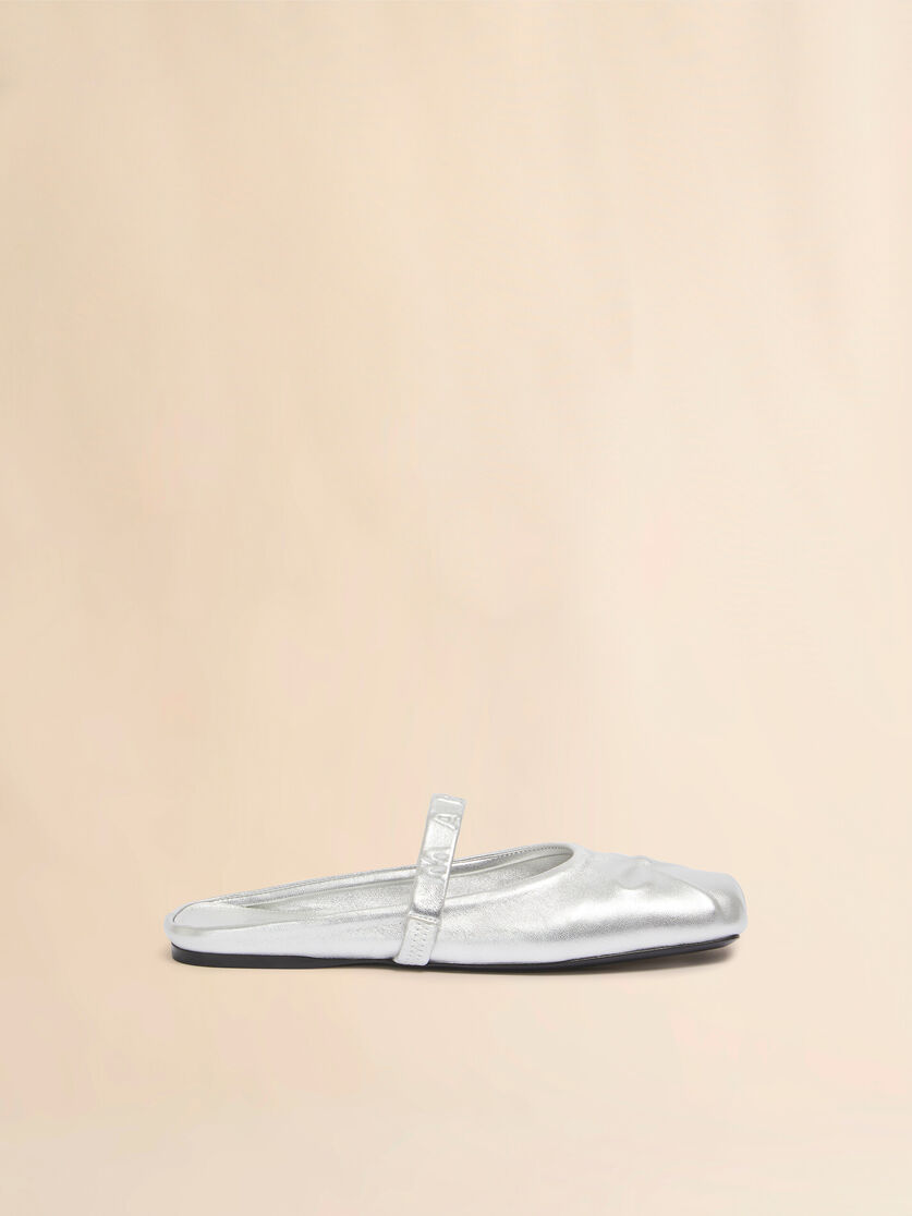 Ballerina Sabot Little Bow aus silberfarbenem Leder - Holzschuhe - Image 1