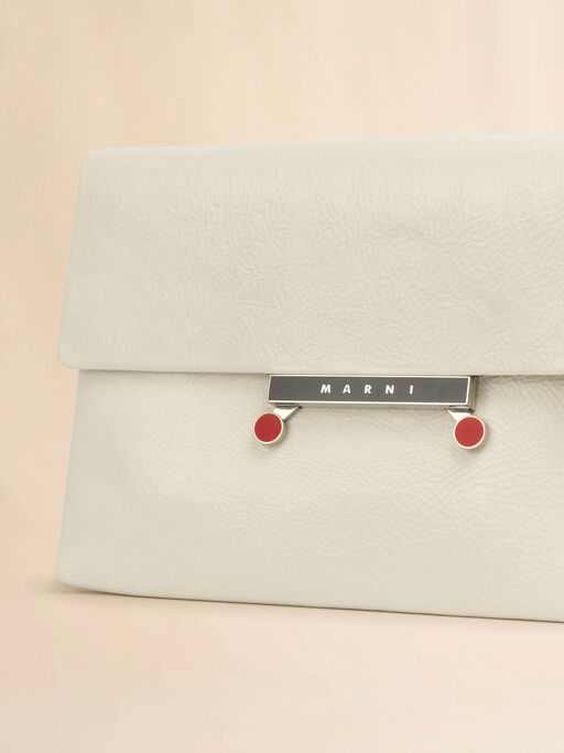 Mittelgroße Envelope-Tasche aus weißem Lackleder mit Craquelé-Optik - Schultertaschen