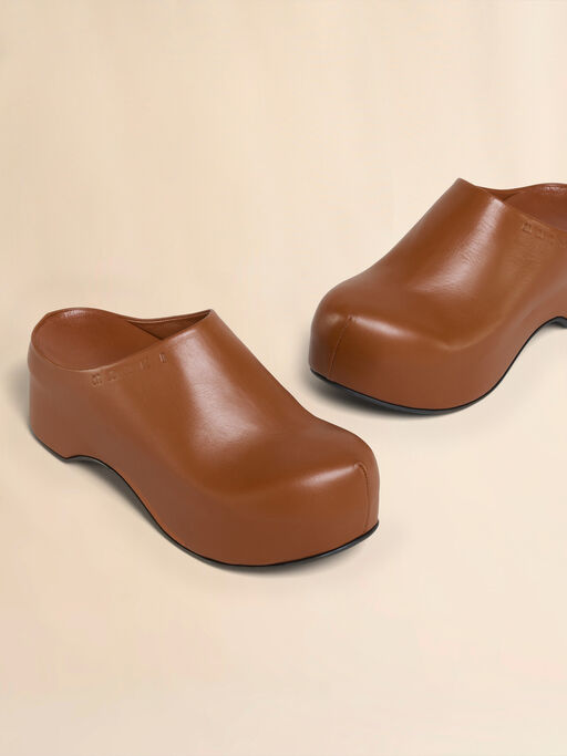 Massive Clogs aus braunem Leder - Sandalen