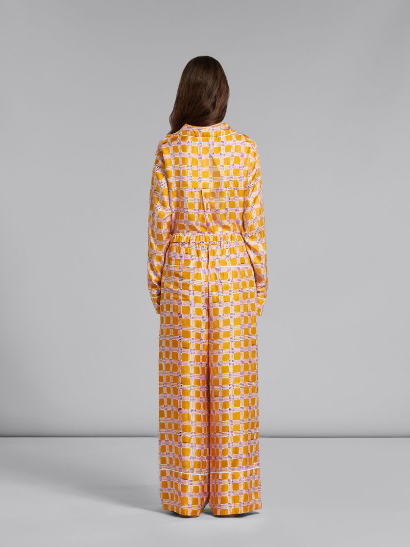 Pantalones de pijama amarillos de sarga de seda con estampado Check Fields - Pantalones - Image 3