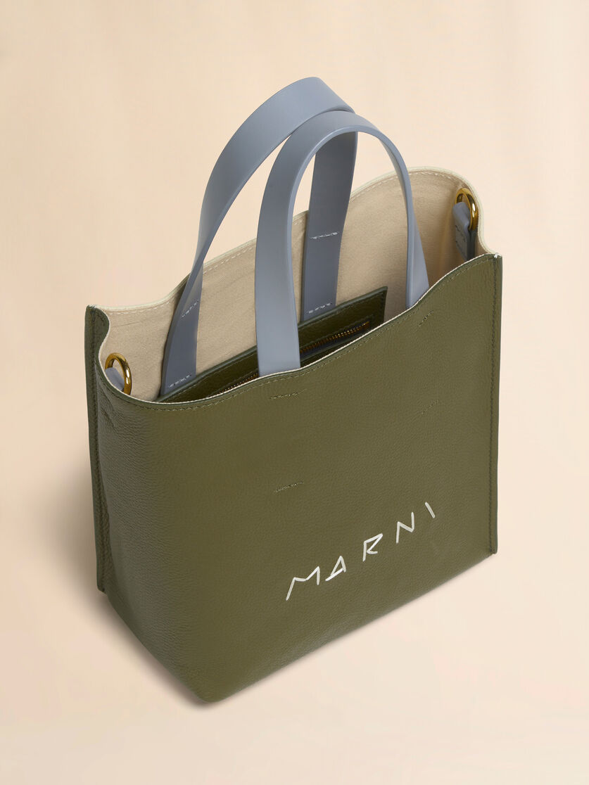 Mini-Tasche Museo Soft aus elfenbeinfarbenem und braunem Leder mit Marni Mending - Shopper - Image 4