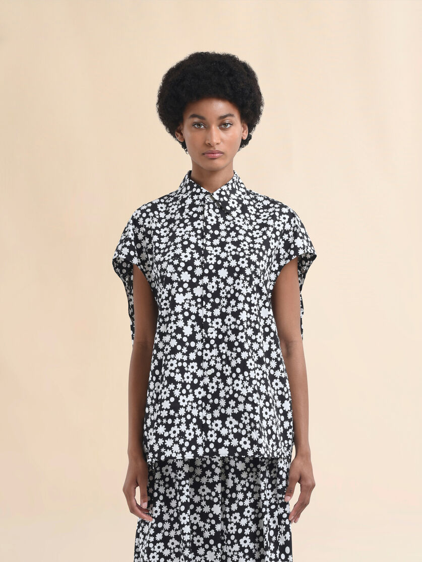 Black and white sleeveless cocoon shirt with Pop Fields motif - Shirts - Image 2