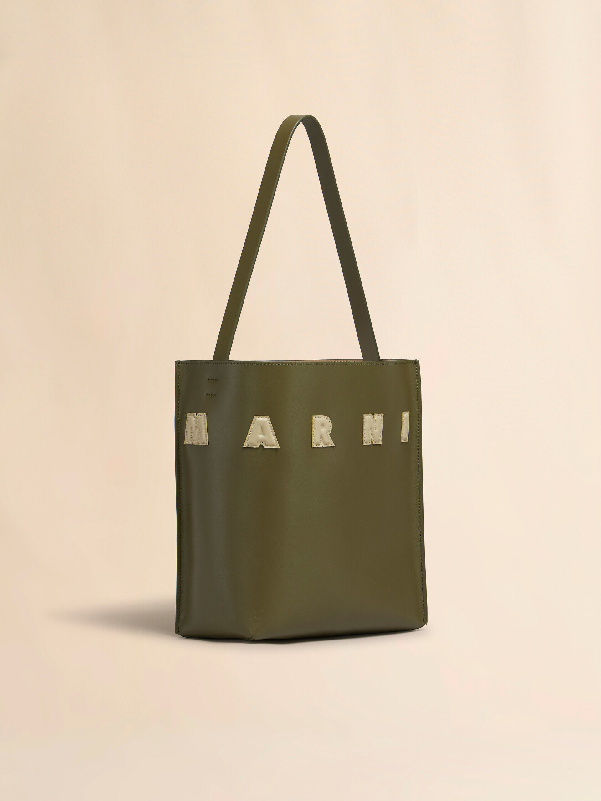 ★MARNI★ マルニ レザーのスモール Museo ホーボーバッグ ホワイト パッチ付き レザー製 Museo スモール ホーボーバッグ