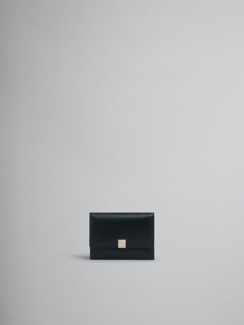ブラック レザー製 Prisma 三つ折りウォレット、メタルプレート付き - 財布 - Image 1