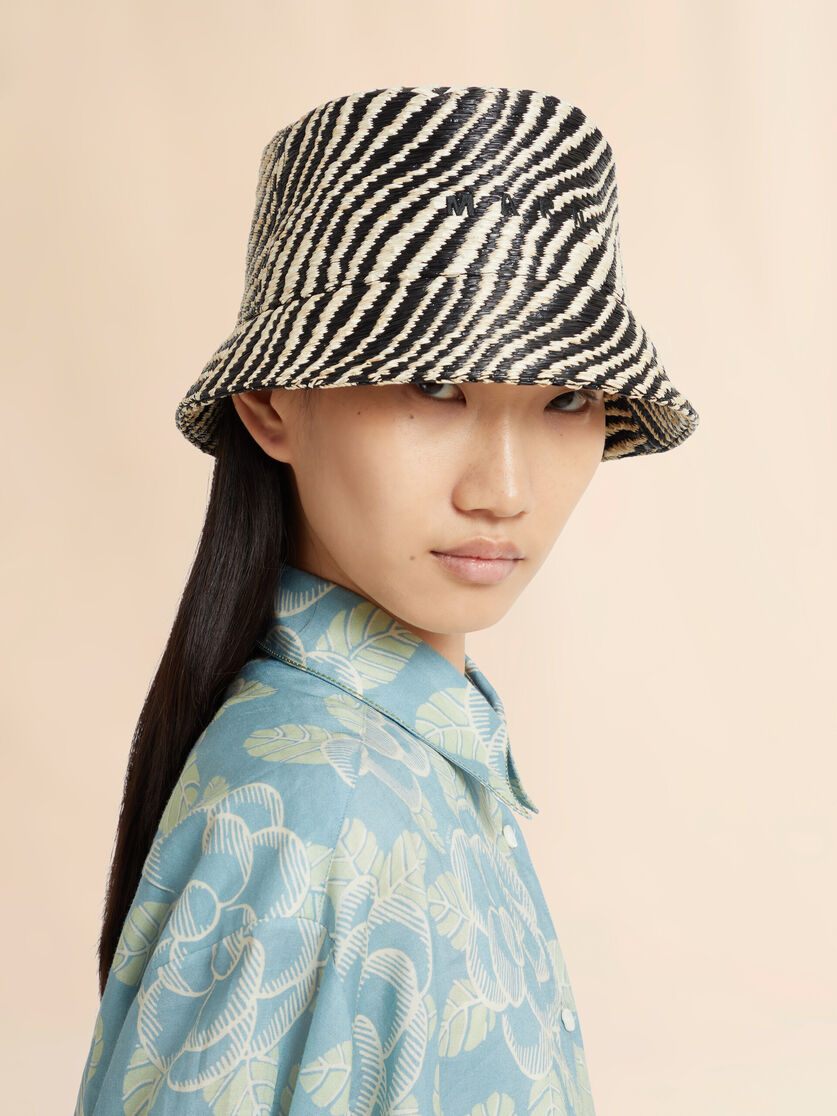 Black raffia-effect bucket hat with wavy pattern, Image 2