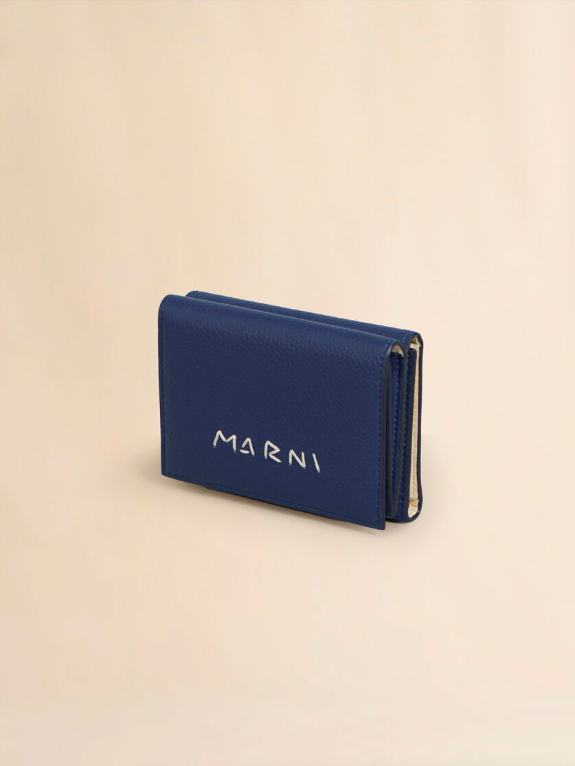 ブルー レザー製三つ折りウォレット、マルニシンボル刺繍入り | Marni