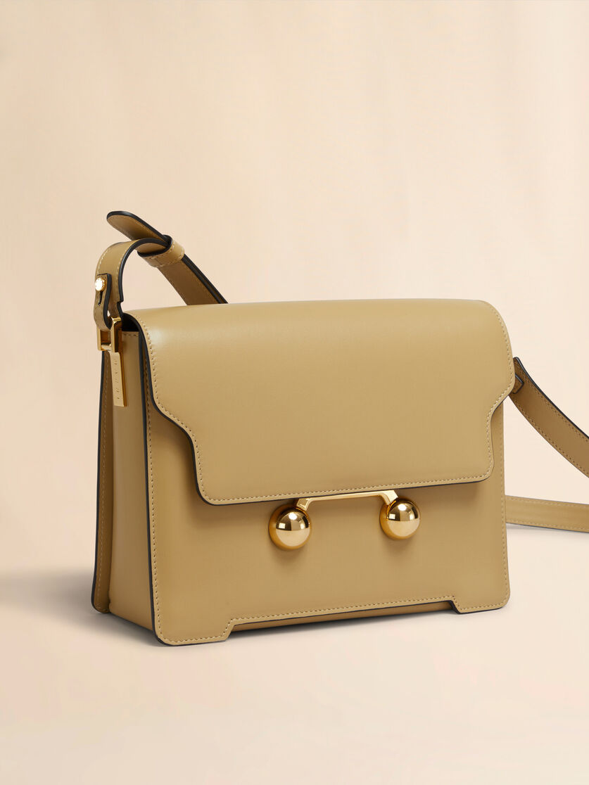 Camelfarbene mittelgroße Trunkaroo Schultertasche aus Leder | Marni