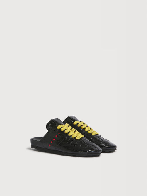 Sabot Softy Soccer aus schwarzem Leder mit Krokodilpr&auml;gung - Sneakers