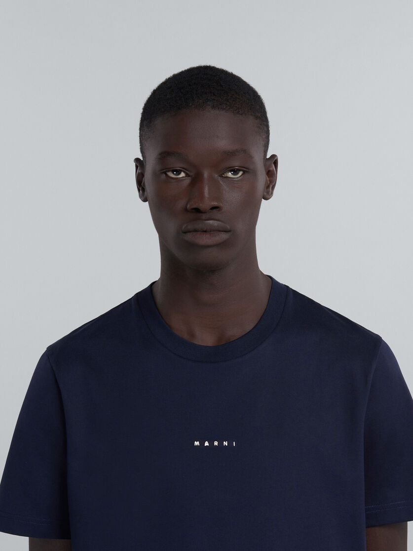 Camiseta azul oscuro de algodón ecológico con logotipo - Camisetas - Image 4