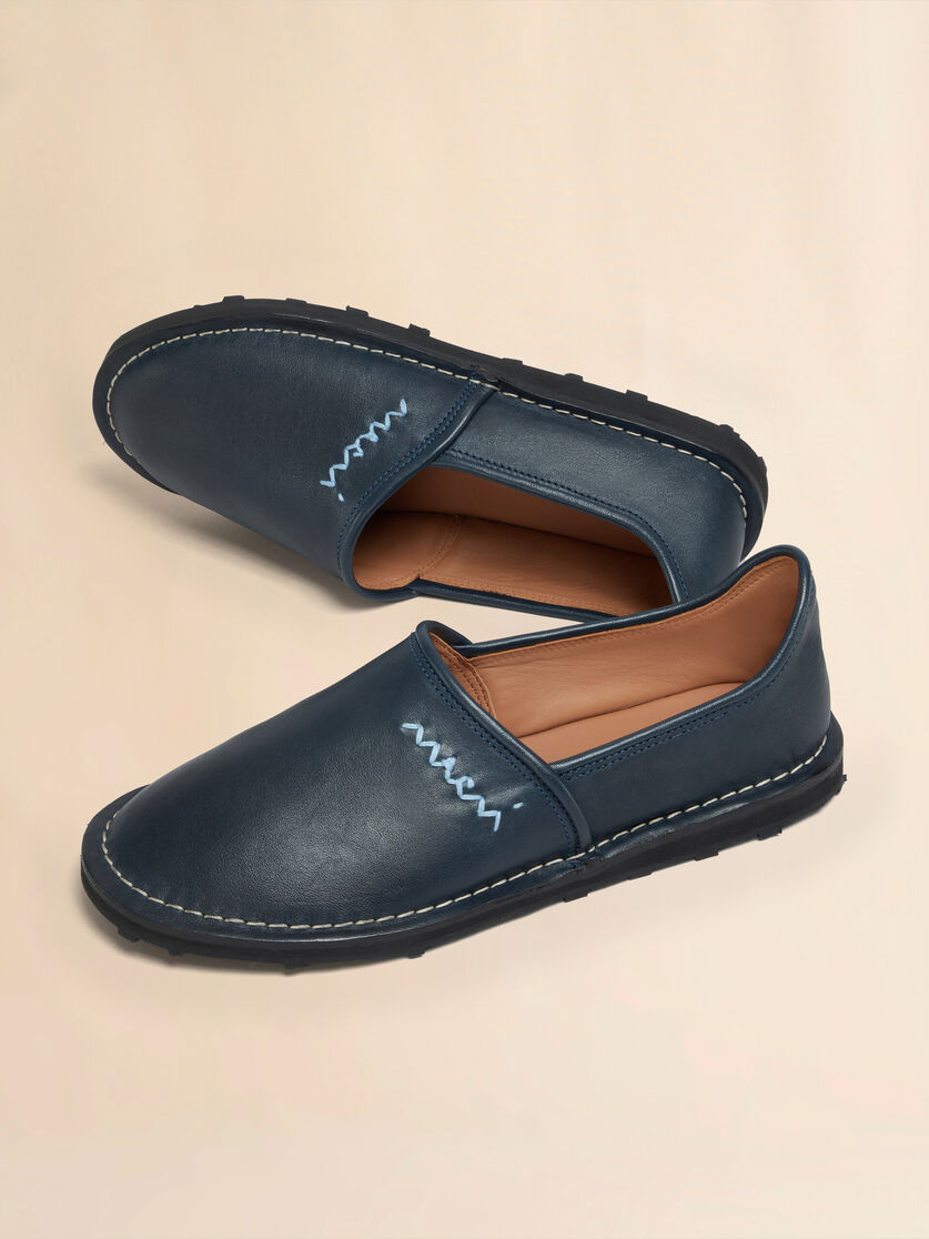 Mocassino slip on in pelle blu con ricamo Marni Symbol - Stringate - Image 5