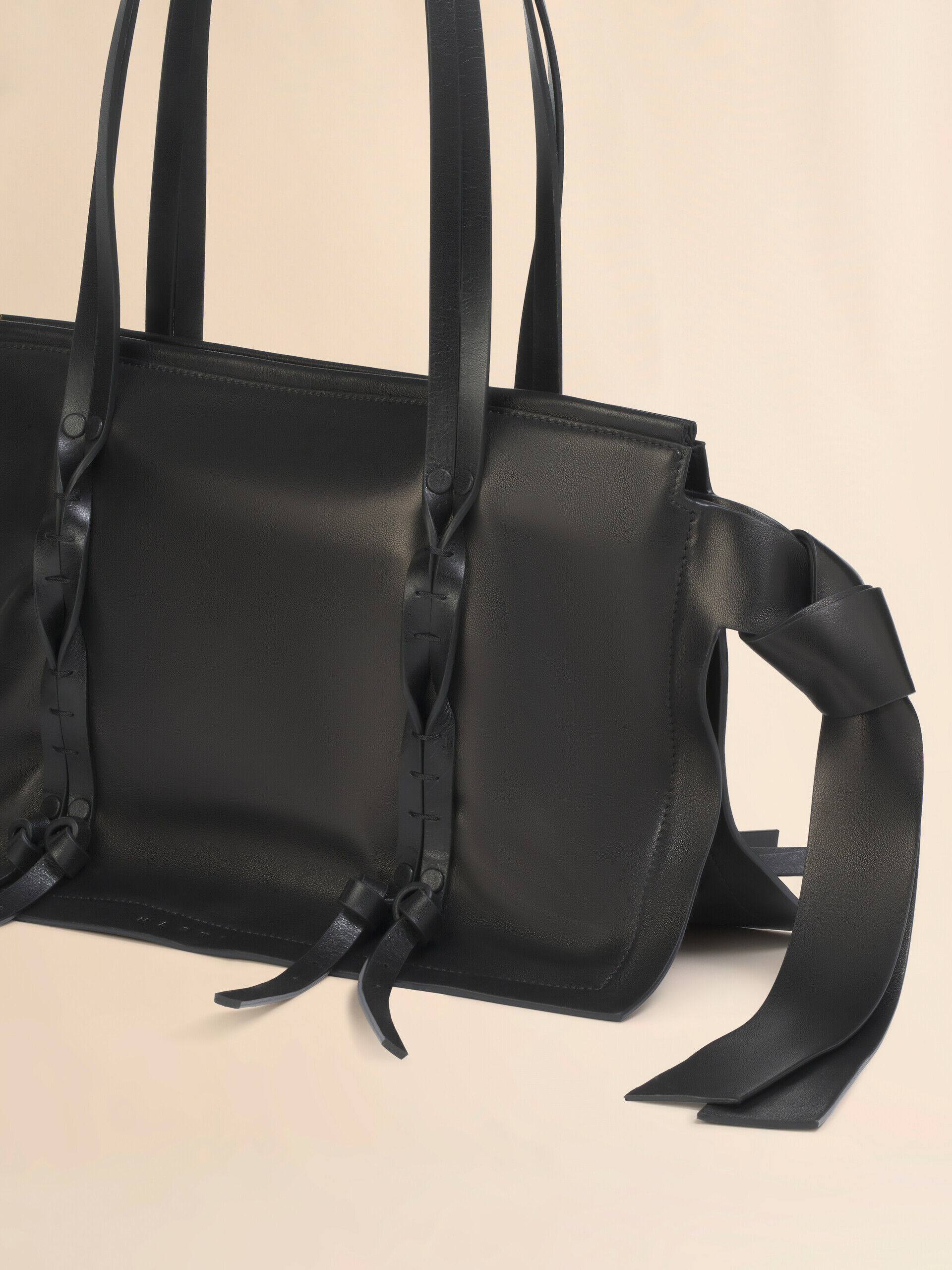 ブラック レザー製 Amulet スモールバッグ | Marni