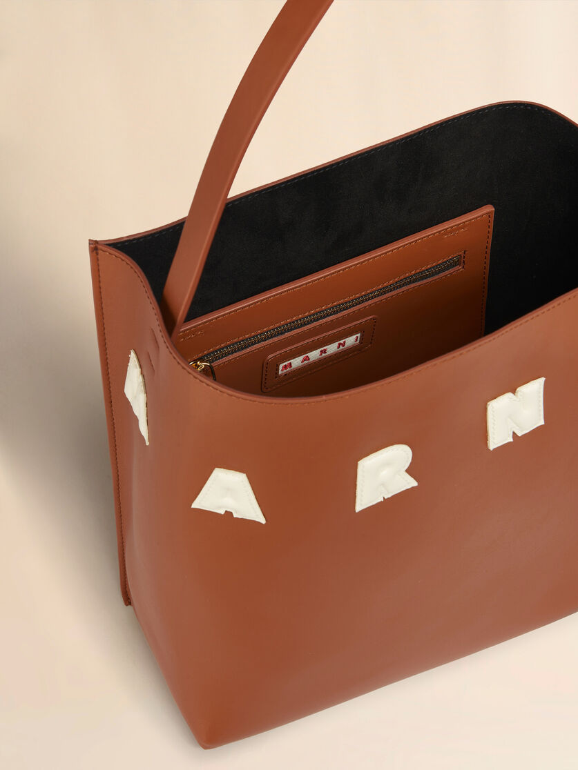 Borsa Hobo Museo Piccola in pelle bianca con applicazioni - Borse shopping - Image 4