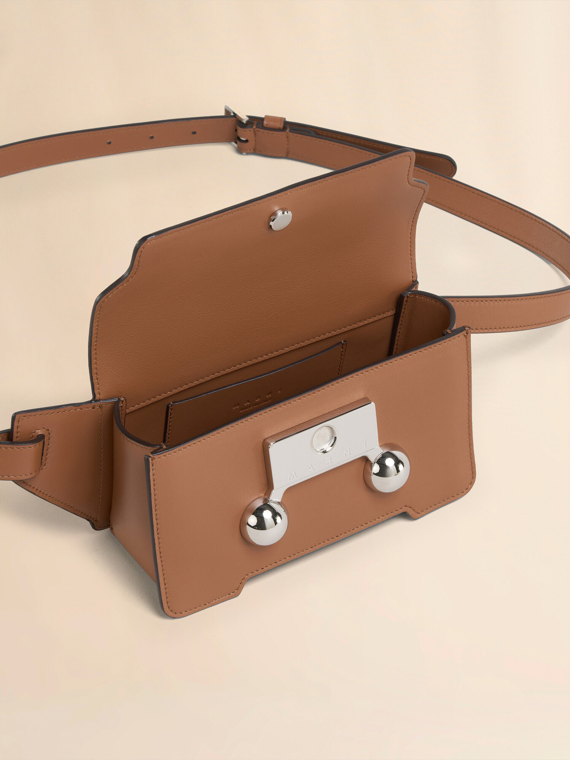 MARNI☆ストラップクラッチ・ショルダー_PHMO0011U0 LV589 Z2I56 Brown leather Trunkaroo crossbody bag | Marni