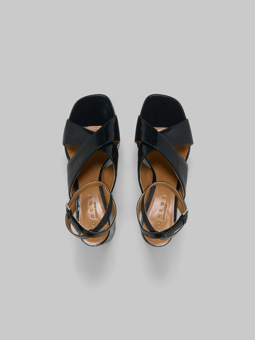 Sandalo con plateau in pelle verniciata nera - Sandali - Image 4