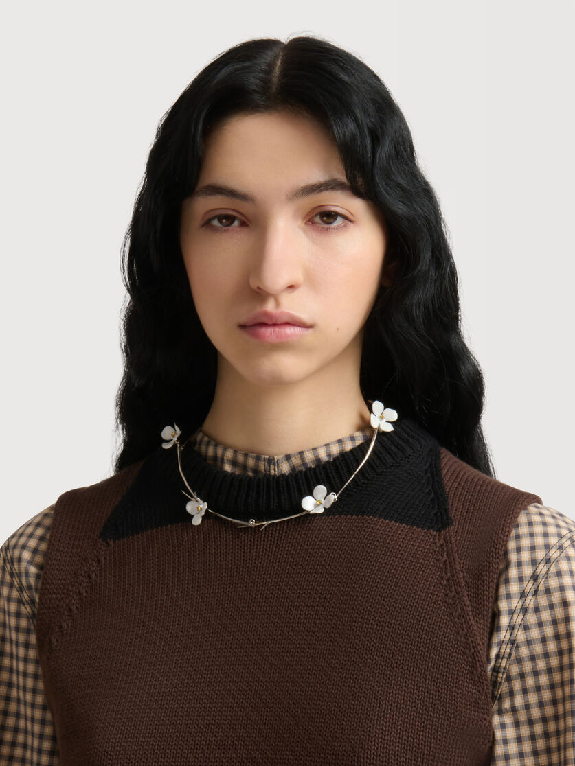 White enamel daisy necklace, Image 2