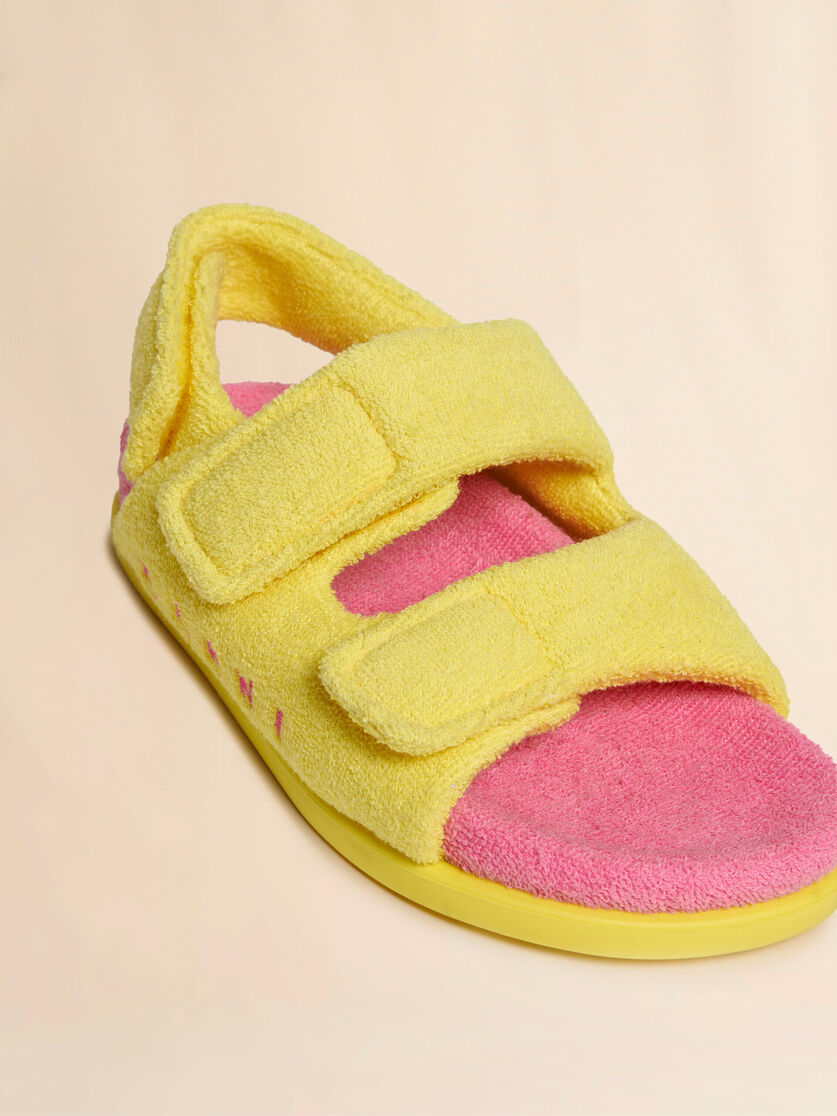 Fussbett mit drei gelben und rosafarbenen Frottee-Riemen - Sneakers - Image 4