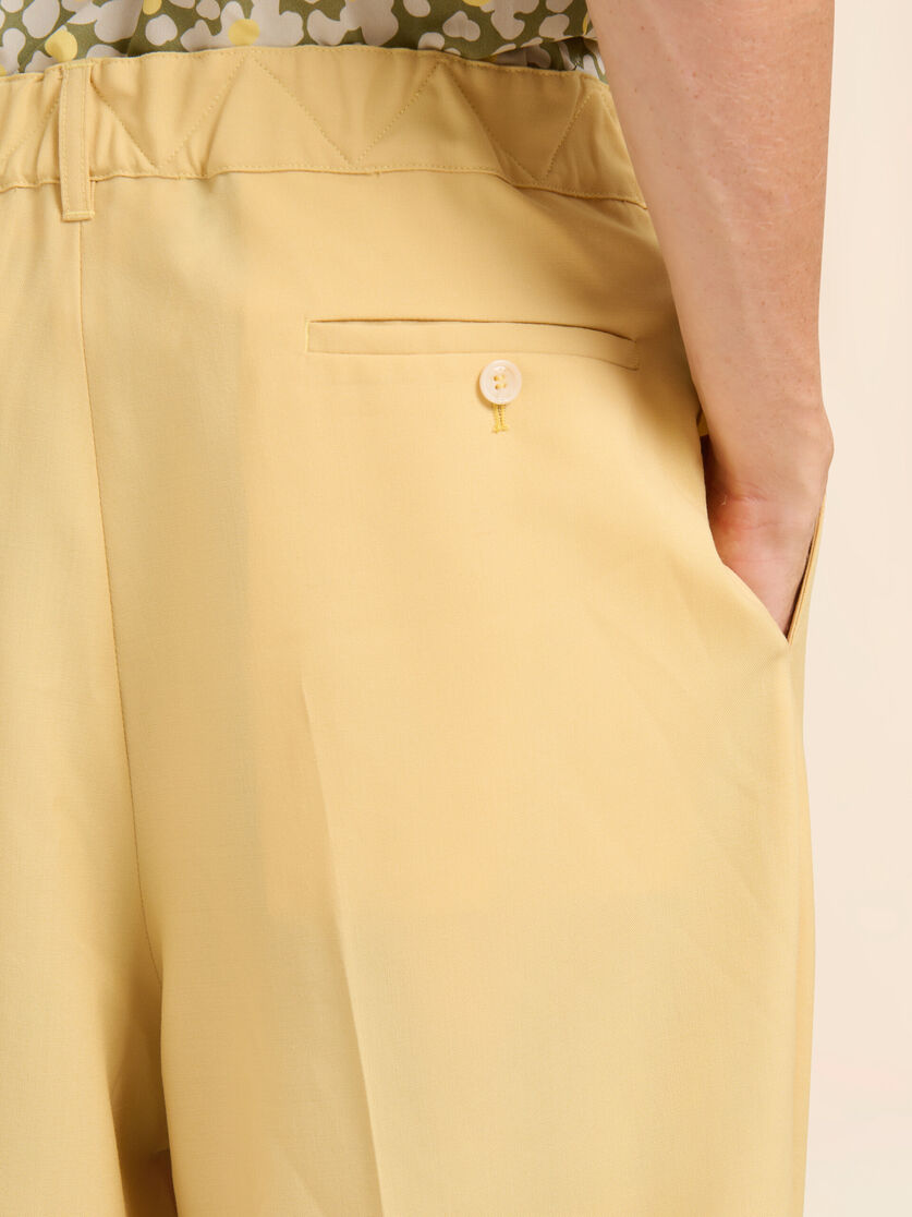 Yellow tropical wool pleated trousers, Image 4