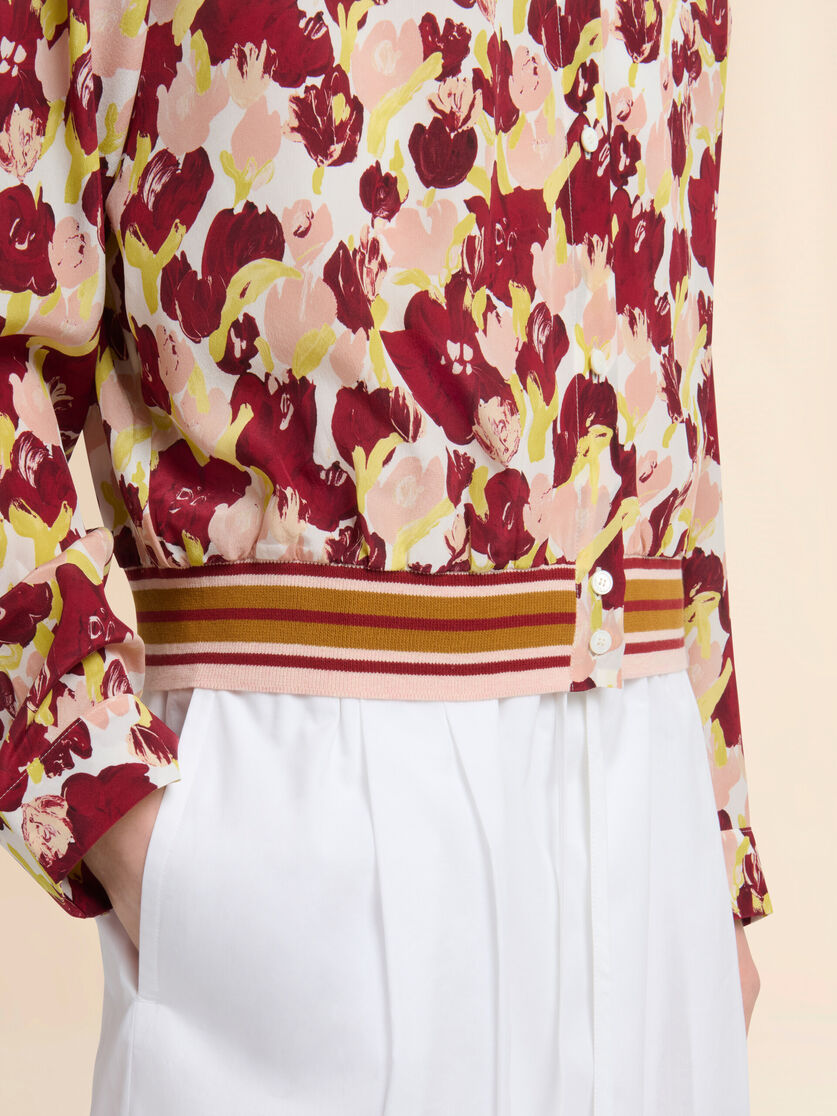 Camisa de seda con estampado Secret Bouquet en rosa y burdeos, Image 4