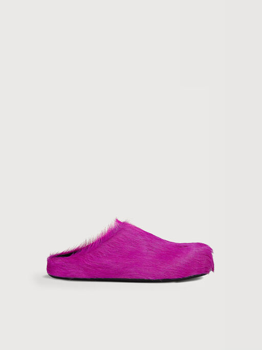 Pinkfarbene Fu&szlig;bett-Sabots aus Kalbsfell - Holzschuhe