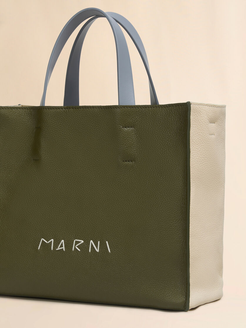 Tote Bag Museo Soft aus hellrosa und beigefarbenem Leder mit Marni Symbol Stickerei - Shopper - Image 5